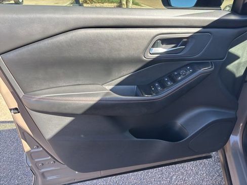 Used 2025 Nissan Rogue SV image 19