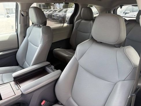 Used 2021 Toyota Sienna XLE FWD image 11