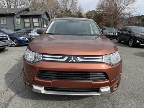 Used 2014 Mitsubishi Outlander SE image 2