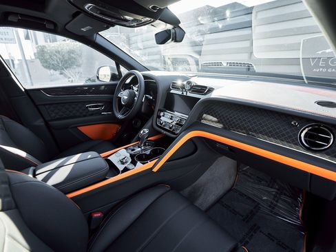 Used 2025 Bentley Bentayga image 41