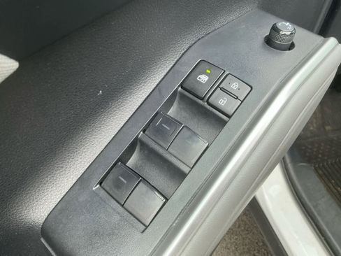 Used 2023 Toyota Highlander L image 18