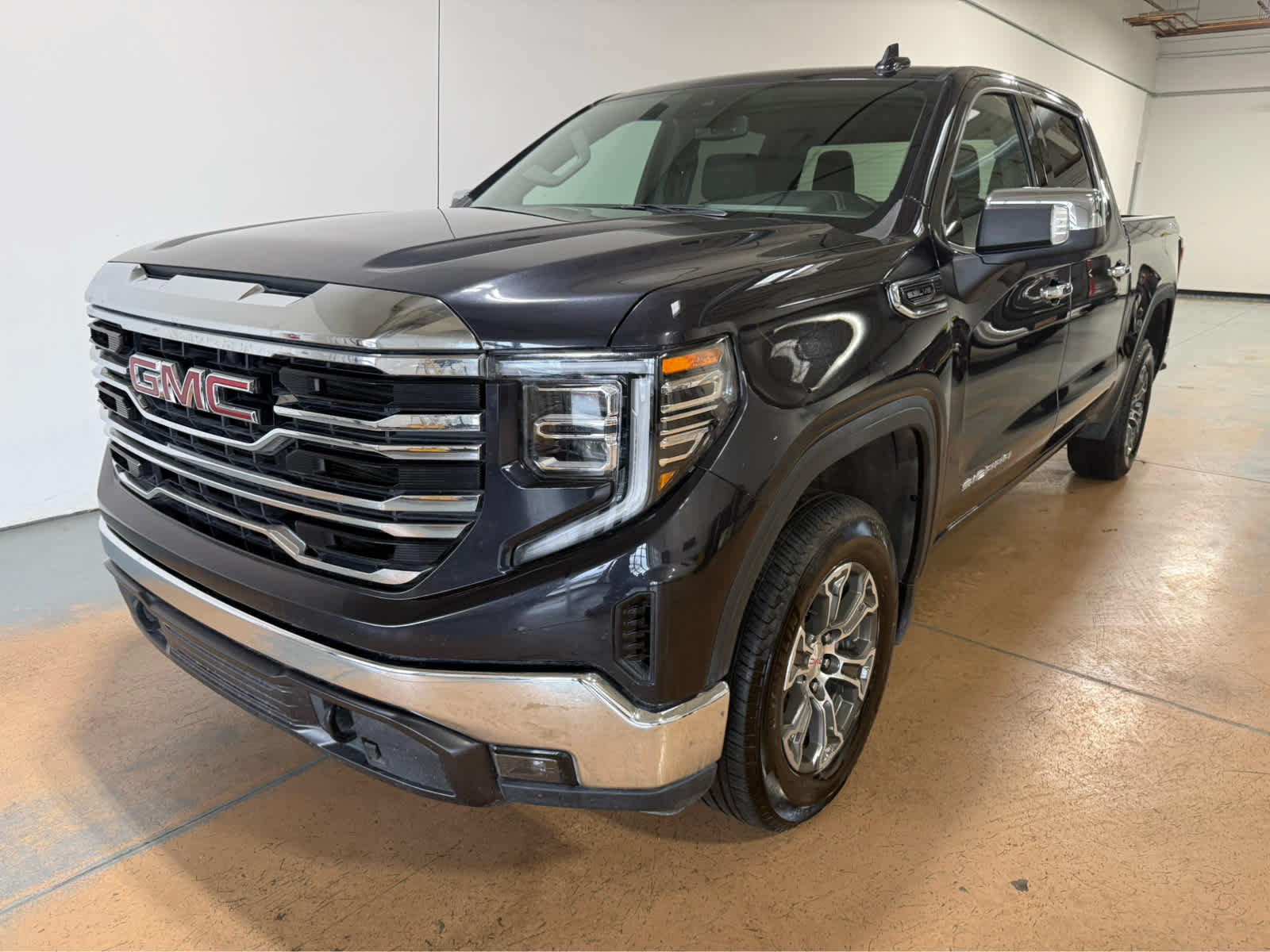 Used 2025 GMC Sierra 1500 SLT AWD/4WD image 1