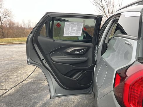 Used 2024 GMC Terrain SLE w/ Driver Convenience Package image 32