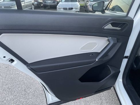 Used 2020 Volkswagen Tiguan SE image 21