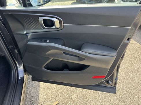 Certified 2025 Kia Sorento LX image 14