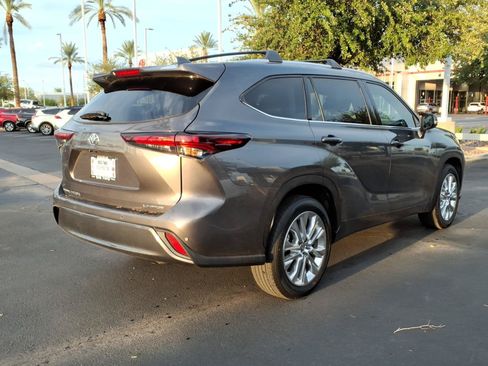 Certified 2024 Toyota Highlander Limited FWD image 4