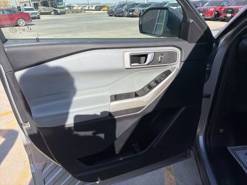 Used 2021 Ford Explorer XLT w/ Equipment Group 202A image 9