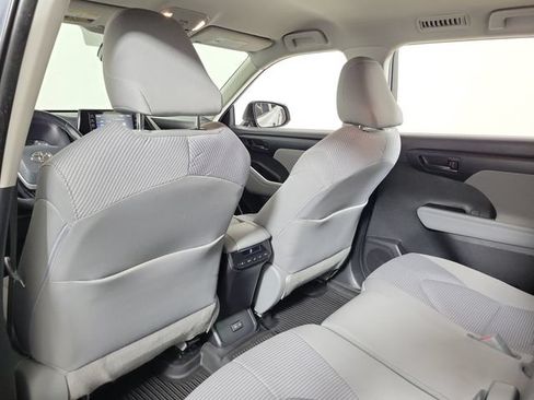 Used 2022 Toyota Highlander LE FWD image 11