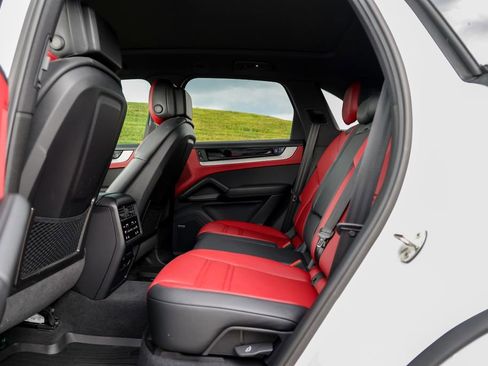 Certified 2025 Porsche Cayenne S AWD/4WD image 38