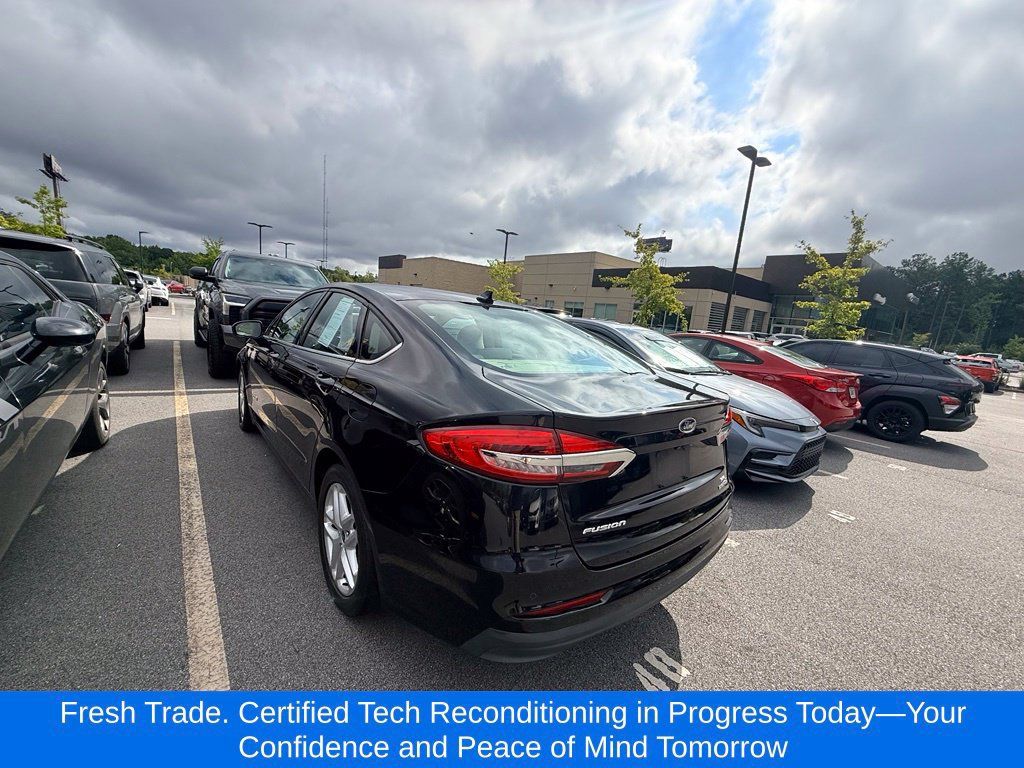 Used 2019 Ford Fusion SE FWD image 3