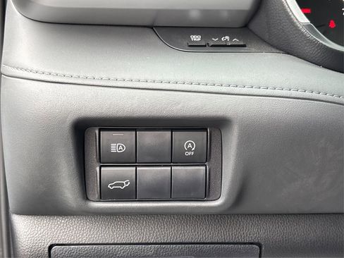 Used 2024 Toyota Highlander XLE image 32