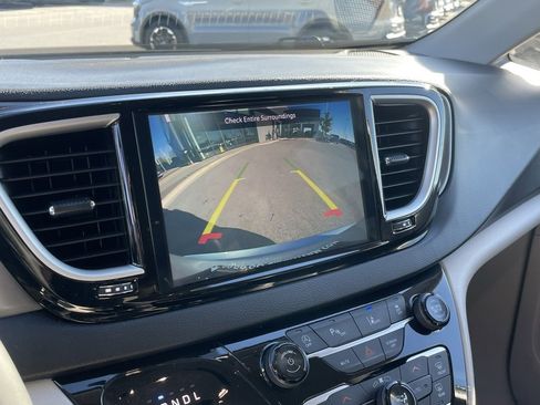 Used 2024 Chrysler Pacifica Touring-L image 14