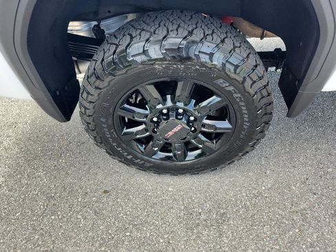 Certified 2025 GMC Sierra 2500 AT4 w/ AT4 Premium Plus Package AWD/4WD image 6