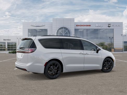 New 2026 Chrysler Pacifica Select image 5