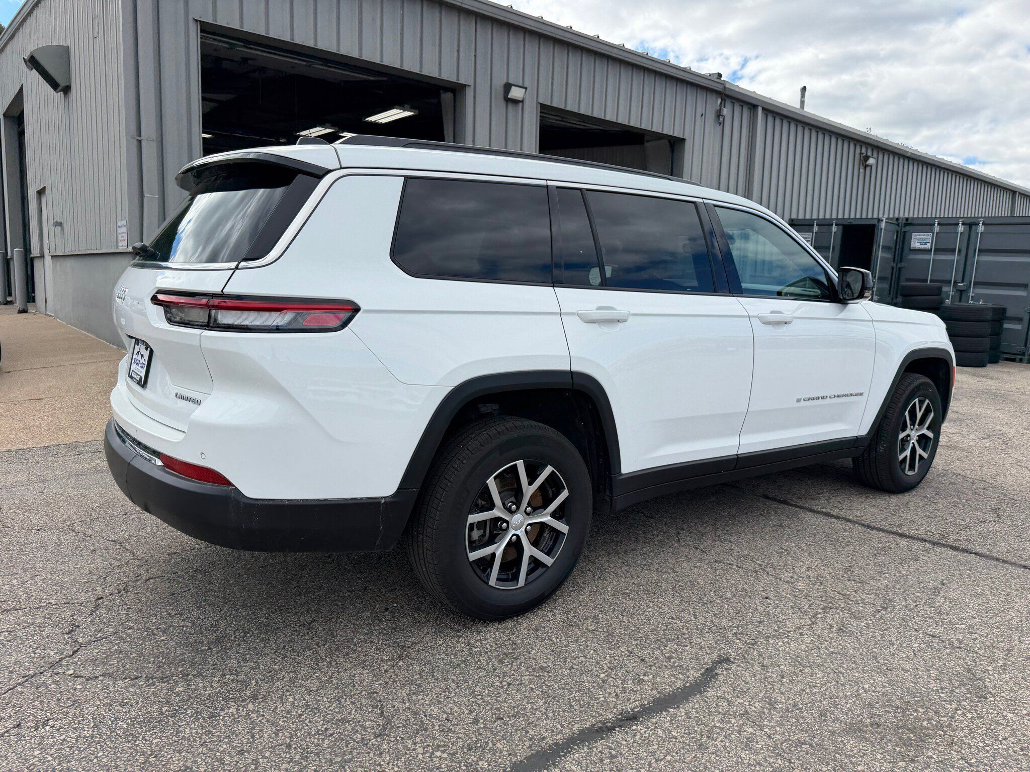 Used 2024 Jeep Grand Cherokee L Limited AWD/4WD image 3