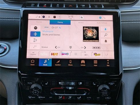 New 2025 Jeep Grand Cherokee Limited w/ Luxury Tech Group II image 16