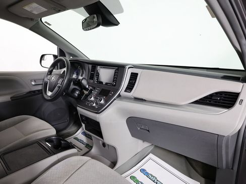 Used 2018 Toyota Sienna LE FWD image 21