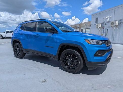 Used 2025 Jeep Compass Latitude w/ Convenience Group AWD/4WD image 2