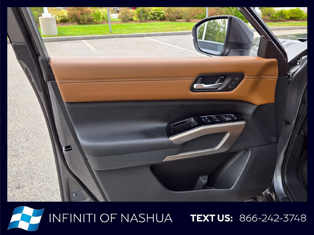 Used 2023 Nissan Pathfinder Platinum AWD/4WD image 11