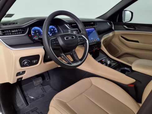 Used 2024 Jeep Grand Cherokee L Limited w/ Luxury Tech Group II AWD/4WD image 18