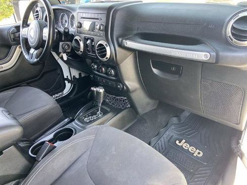 Used 2018 Jeep Wrangler Unlimited Sahara w/ Connectivity Group AWD/4WD image 22