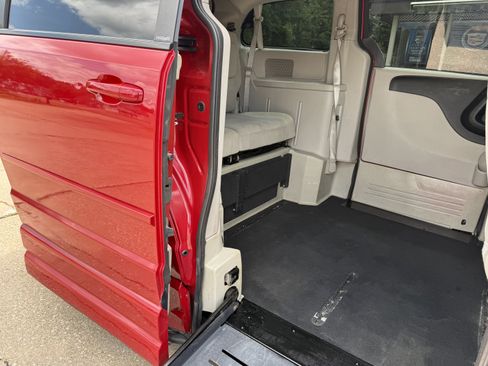 Used 2012 Dodge Grand Caravan SXT FWD image 32