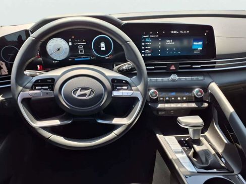 Certified 2025 Hyundai Elantra Limited FWD image 11