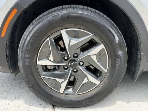 Used 2023 Kia Sorento EX FWD image 9