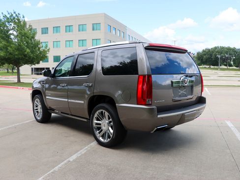 Used 2013 Cadillac Escalade Platinum AWD/4WD image 5