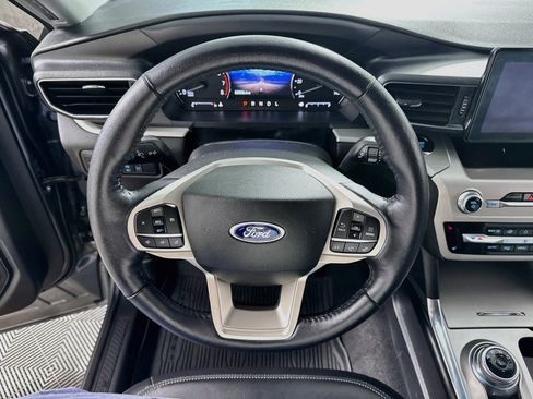 Used 2022 Ford Explorer XLT w/ Equipment Group 202A AWD/4WD image 15