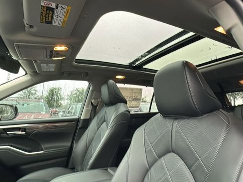 New 2026 Toyota Highlander Platinum AWD/4WD image 19