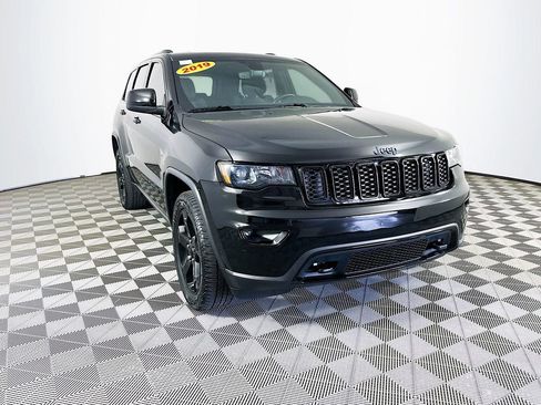 Used 2019 Jeep Grand Cherokee Laredo AWD/4WD image 3