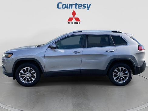 Used 2019 Jeep Cherokee Latitude Plus AWD/4WD image 2