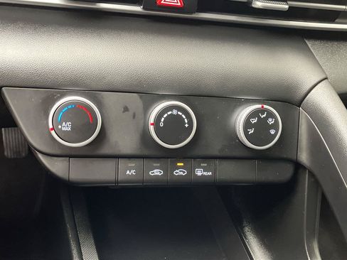 Used 2025 Hyundai Elantra SE FWD image 17