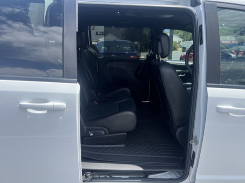 Used 2019 Dodge Grand Caravan GT w/ Safety Sphere Group FWD image 13