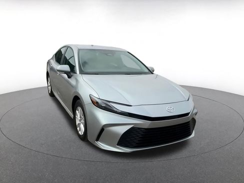 Used 2025 Toyota Camry LE image 3