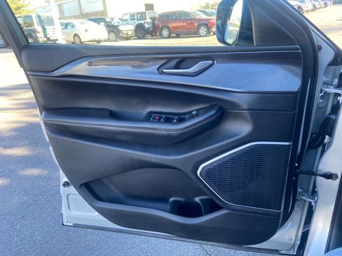 Used 2022 Jeep Grand Cherokee L Laredo image 13