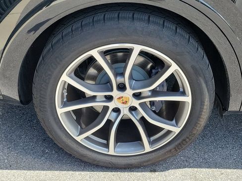 Certified 2025 Porsche Cayenne AWD/4WD image 14