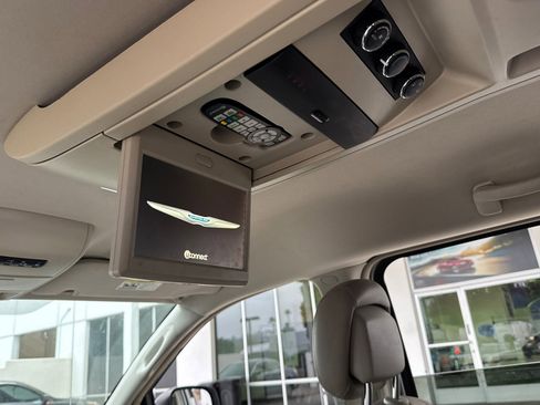 Used 2013 Chrysler Town & Country Touring image 32