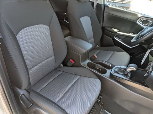 Used 2025 Kia Soul LX w/ LX Technology Package FWD image 11