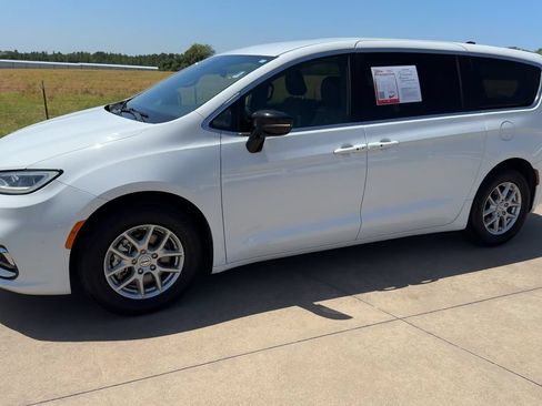 Used 2025 Chrysler Pacifica Select FWD image 5