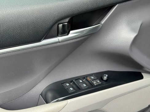 Used 2019 Toyota Camry SE w/ Carpet Mat Package FWD image 9