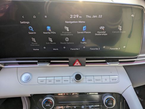 Certified 2025 Hyundai Elantra Limited image 17