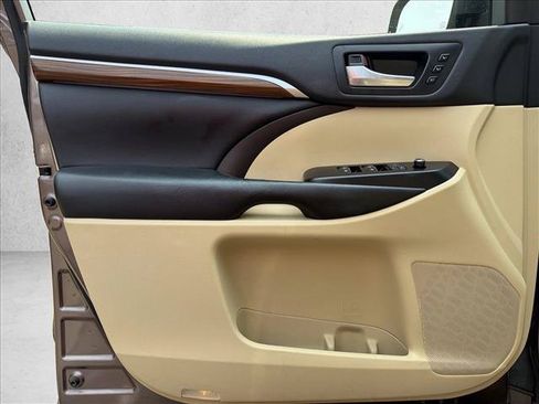 Used 2018 Toyota Highlander Limited Platinum AWD/4WD image 11
