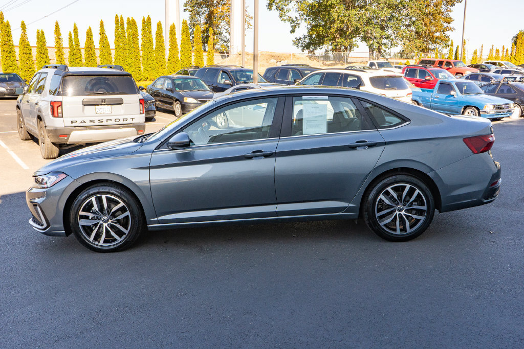Used 2025 Volkswagen Jetta SE FWD image 8