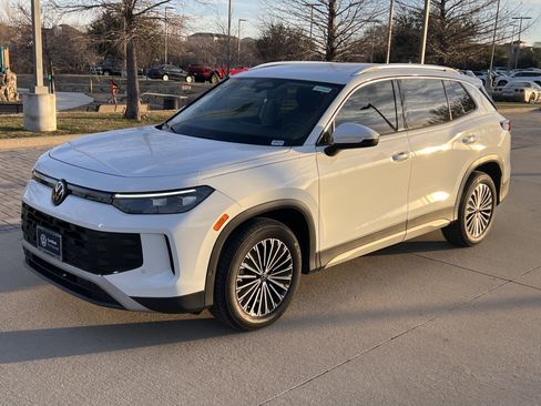 Certified 2025 Volkswagen Tiguan S image 5