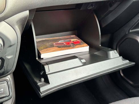 Used 2023 Jeep Renegade Latitude image 27