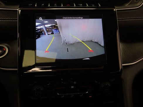 Certified 2025 Jeep Grand Cherokee Altitude image 32