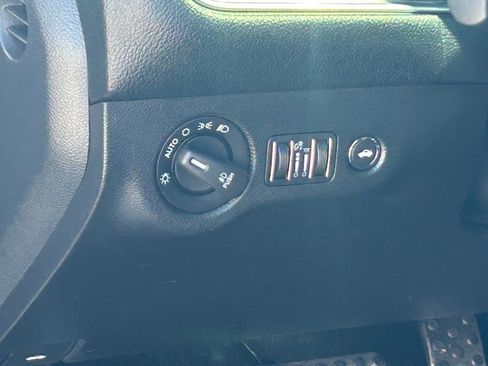 Used 2015 Dodge Challenger SRT image 33