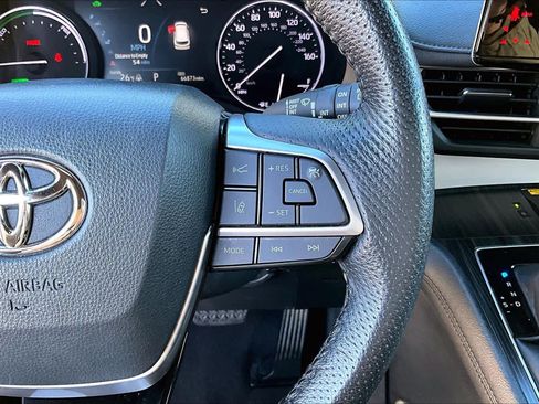 Used 2021 Toyota Sienna Limited image 25